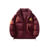 Бордовый хлопковый пуховик с желтым логотипом