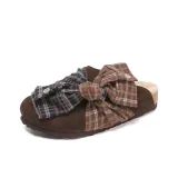 Тёмно-коричневый узор из шерсти