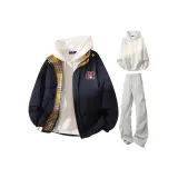 Темно-синие, светло-серые штаны и белый свитшот