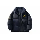 Темно-синий пуховик с желтым логотипом