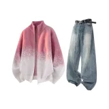 Розовый красный свитер + синие джинсы