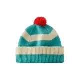 Вода голубого цвета, бежевого оттенка