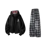 Чёрный топ + тёмно-синие штаны