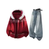 Красный свитер + синие джинсы