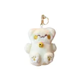 Белый счастливый кот с золотой пряжкой