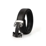 Черный ремень с металлической пряжкой