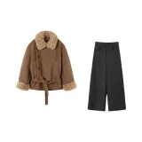 Коричневое пальто с меховым воротником + темно-серые широкие штаны