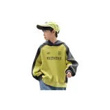 Зеленый весенний росток и серый