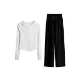 Белый пальто, двухкомпонентный комплект (черные штаны)