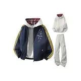 Темно-синие, светло-серые штаны, бело-серый свитшот с фотинией