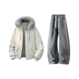 Миндальное белое пальто + желтые грязные штаны