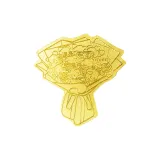 Медвежонок, держащий цветы