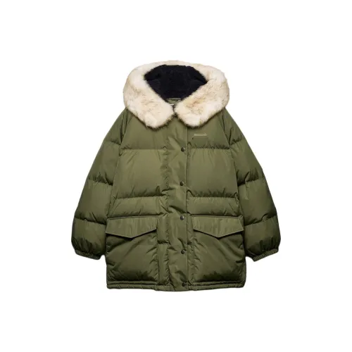 PRADA Армейский зеленый Женские пуховики