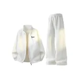 Белый свитшот + бело-серые спортивные штаны