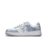 Белый и синий цвет