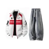 Белый топ + желтые грязные штаны