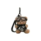 Черный свитер, фототехника, бурый медведь