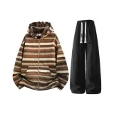 Коричневый свитер + черные спортивные штаны (с флисовой подкладкой)