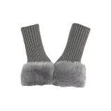 Серый перчатка