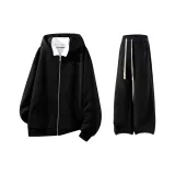 Черный свитшот, черное пальто, черные флисовые утепленные спортивные брюки