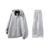 Светло-серый свитшот + белые спортивные брюки