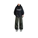 Свитшот из замши черного цвета с капюшоном + зеленые брюки карго с оборками