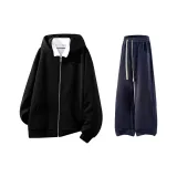 Черный свитшот, пальто + темно-синие спортивные брюки