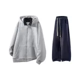 Светло-серый свитшот + темно-синие спортивные штаны