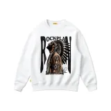 Белый свитшот с круглым вырезом