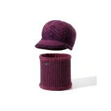 Кожаная красная шляпа с шарфом