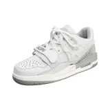 Бело-серый, универсальный для всех сезонов.