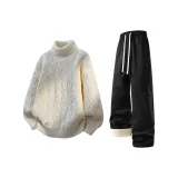 Экрю свитер с флисовой подкладкой + черные штаны с флисовой подкладкой