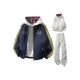 Темно-синие, светло-серые штаны, бело-серый свитшот с фотинией