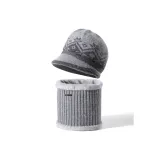 Серый шарф и шляпа