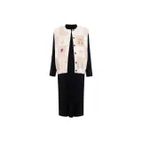 Абрикосовый жилет + черное платье с складками