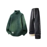 Зеленый свитер + темно-серые штаны с флисовой подкладкой