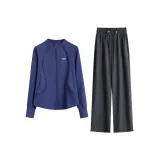 Синий комплект из двух предметов: пальто (синий) и штаны (серые)