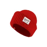 Красная вязаная шапка