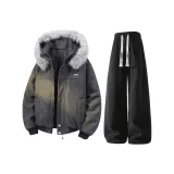 Темно-серый хлопковый пуховик + черные флисовые тренировочные штаны