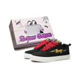 Чёрный, жёлтый, молния (красные шнурки)