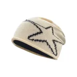 Бежевый бини с звездами