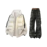 Пальто цвета экрю + джинсы камуфляжного цвета