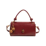 Красный цвет с украшением