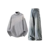 Светло-серый свитер + синие штаны