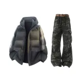 Серое пальто + камуфляжные джинсы