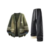 Зеленый свитер + темно-серые штаны с флисовой подкладкой