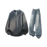 Темно-серый свитер + синие джинсы