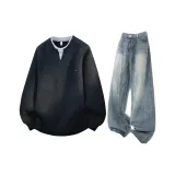 Чёрный свитер + синие джинсы