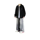 Черная рубашка с шнурком + длинная белая футболка + синие джинсы [трехкомпонентный комплект]