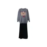 Серый свитер + черная юбка с кисточкой